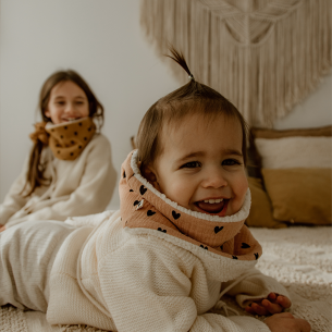 snood bébé enfant gaze coeurs beige moumoute