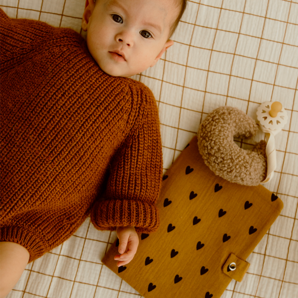 Protège carnet de santé gaze coeurs camel