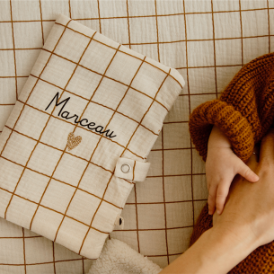 Protège carnet de santé grands carreaux personnalisé