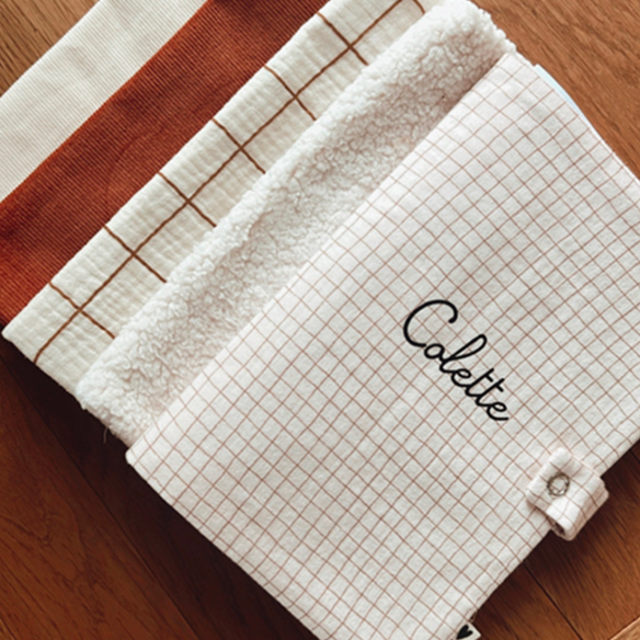 Protège carnet de santé grands carreaux personnalisé