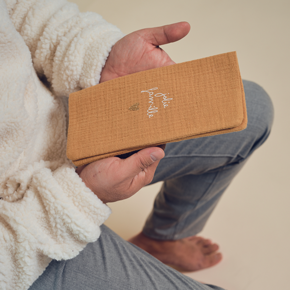 Protège livret de famille en gaze de coton caramel