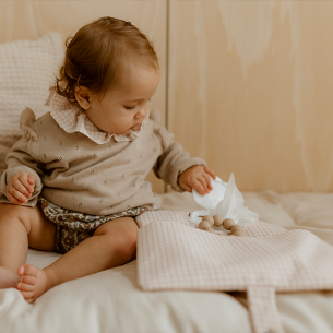 Range couche en gaze de coton motif coeurs