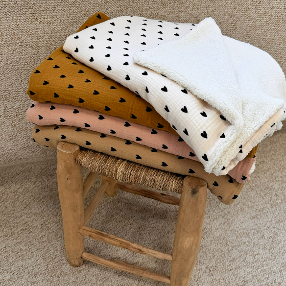 couverture pilou coeurs ecru personnalisable