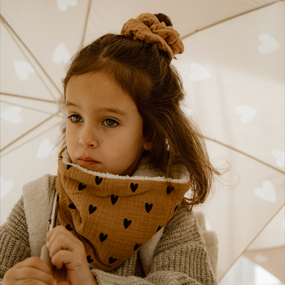 snood bébé enfant gaze coeurs camel moumoute