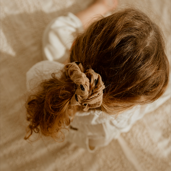 chouchou gaze de coton coeurs beige - accessoire cheveux