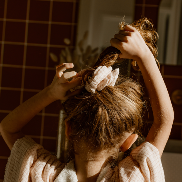 chouchou gaze de coton coeurs ecru - accessoire cheveux